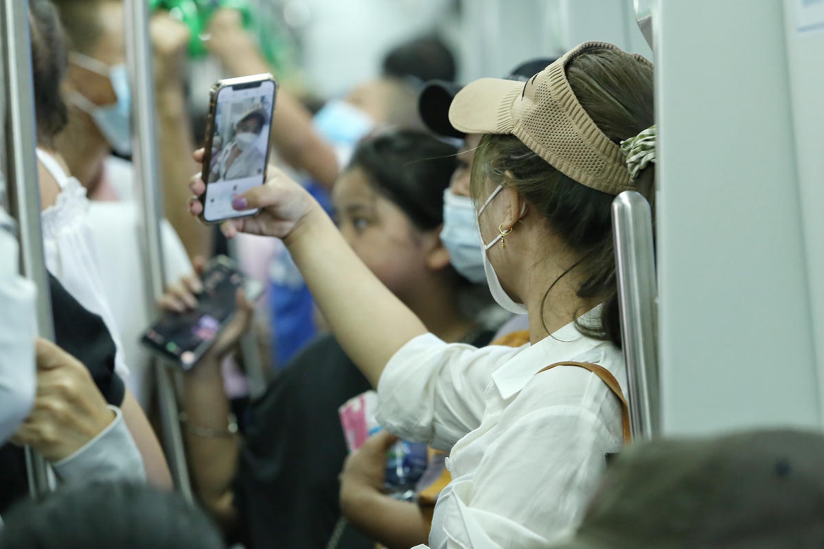 Theo ông Vũ Hồng Trường, Tổng Giám đốc Hanoi Metro, chỉ tính đến 11h ngày 2/9, tuyến đường sắt Cát Linh - Hà Đông đã có gần 20.000 lượt hành khách đến thăm quan trải nghiệm.