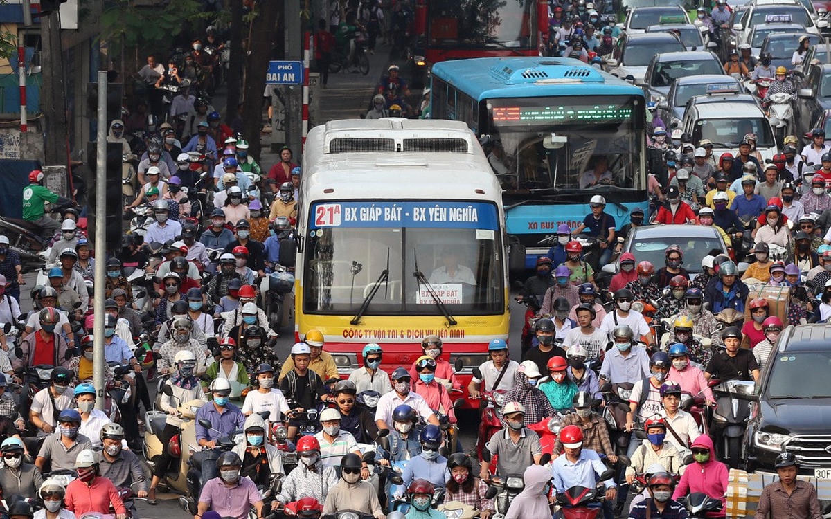 Cảnh tắc đường khiến người đi xe buýt nản lòng.