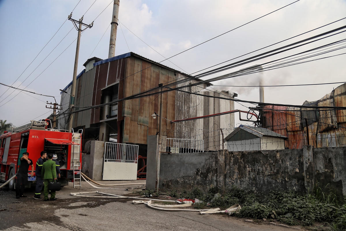 Chỉ chưa đầy 1h đồng hộ đội PCCC đã dập tắt được đám cháy.