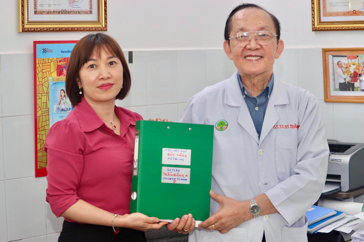 GS.BS Trần Đông A trao tặng hiện vật cho Bảo tàng Mặt trận Tổ quốc Việt Nam ngày 14/4/2023.