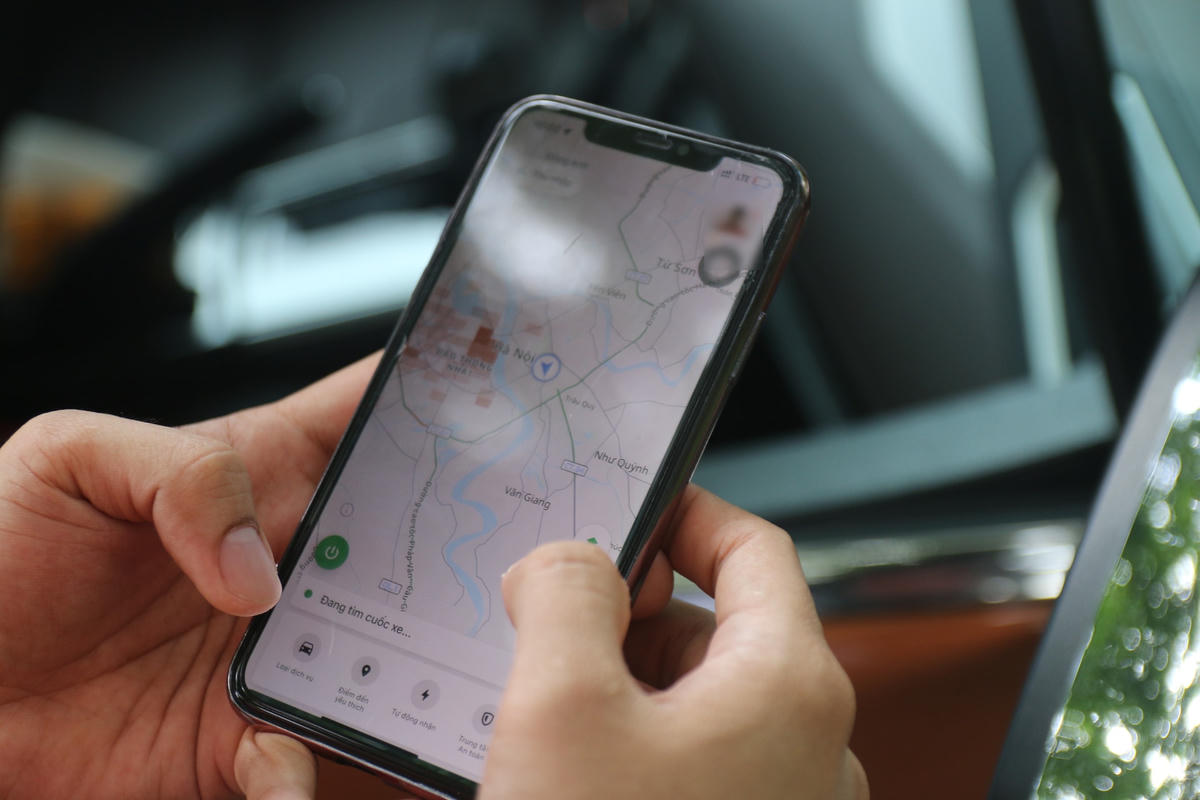 Taxi công nghệ liên tục nhìn màn hình điện thoại để kịp nhận chuyến.