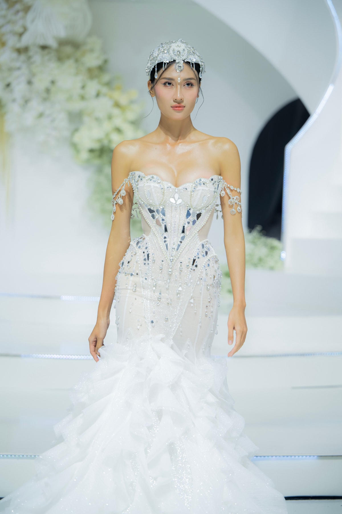 Mỗi thiết kế qua từng bộ sưu tập được giới thiệu xuyên suốt 10 năm qua chính là sự pha trộn hoàn hảo giữa nhu cầu của cô dâu về chiếc váy mơ ước và định hướng về hình ảnh xuất hiện tại ngày lễ trọng đại của mình kết hợp với cảm hứng thời trang.