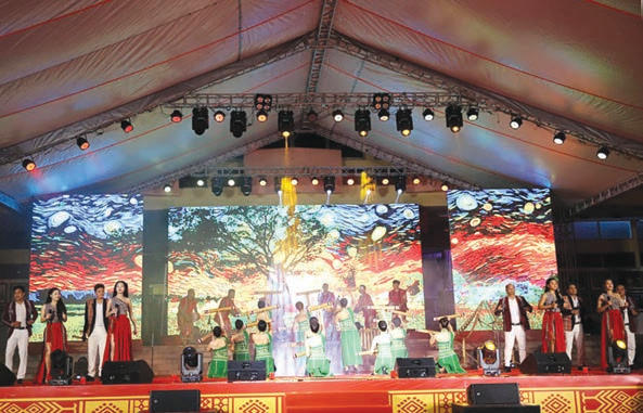 Chương trình biểu diễn nghệ thuật tại lễ khai mạc. Ảnh: B.V.H