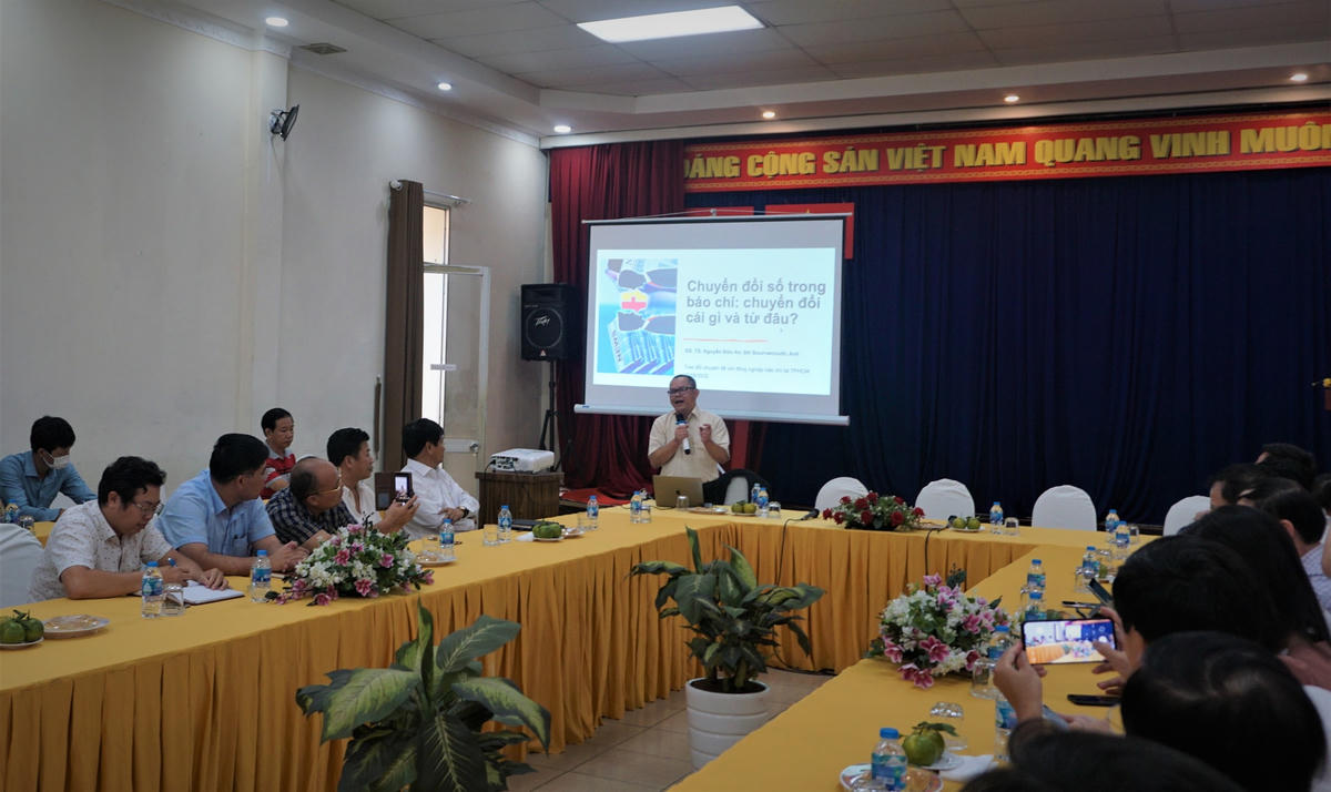 GS.TS Nguyễn Đức An từ Đại học Bournemouth (Vương quốc Anh) chia sẻ tại buổi tọa đàm (Ảnh: Hồng Phúc).