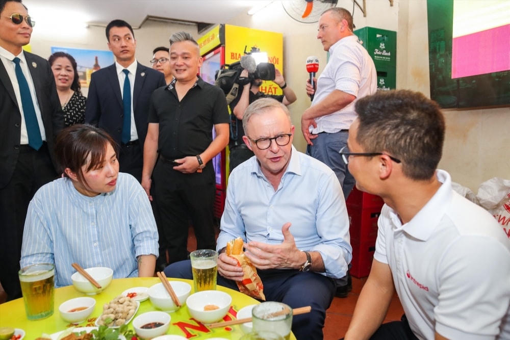 Thủ tướng Australia Anthony Albanese đã dùng bữa trưa với bánh mì, bia hơi Hà Nội tại một nhà hàng trên phố cổ trưa 3/6/2023.  