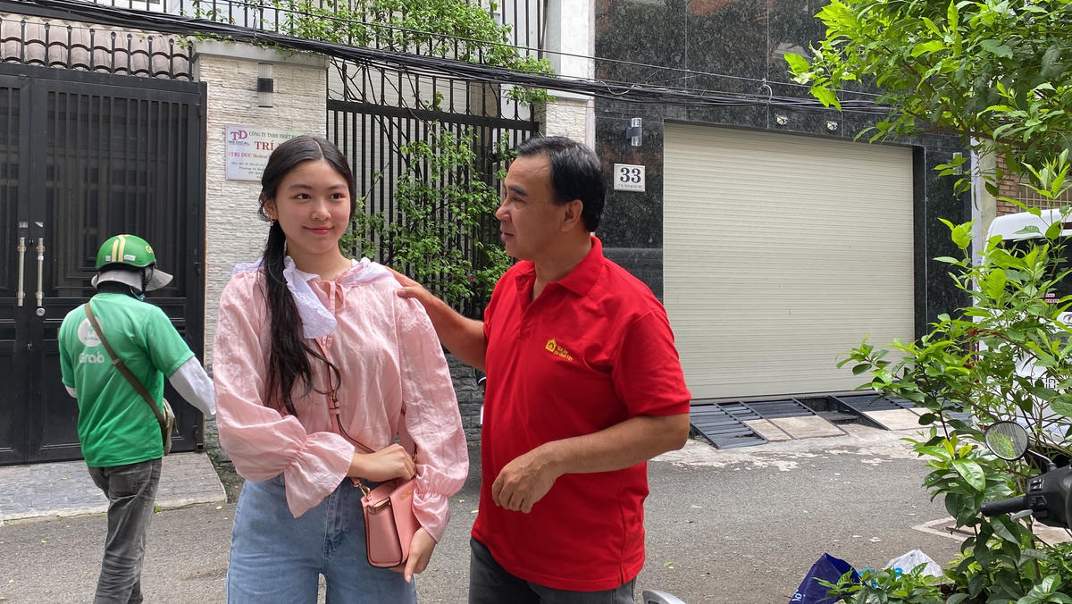 Hai bố con rất vui vẻ khi đi cùng nhau.