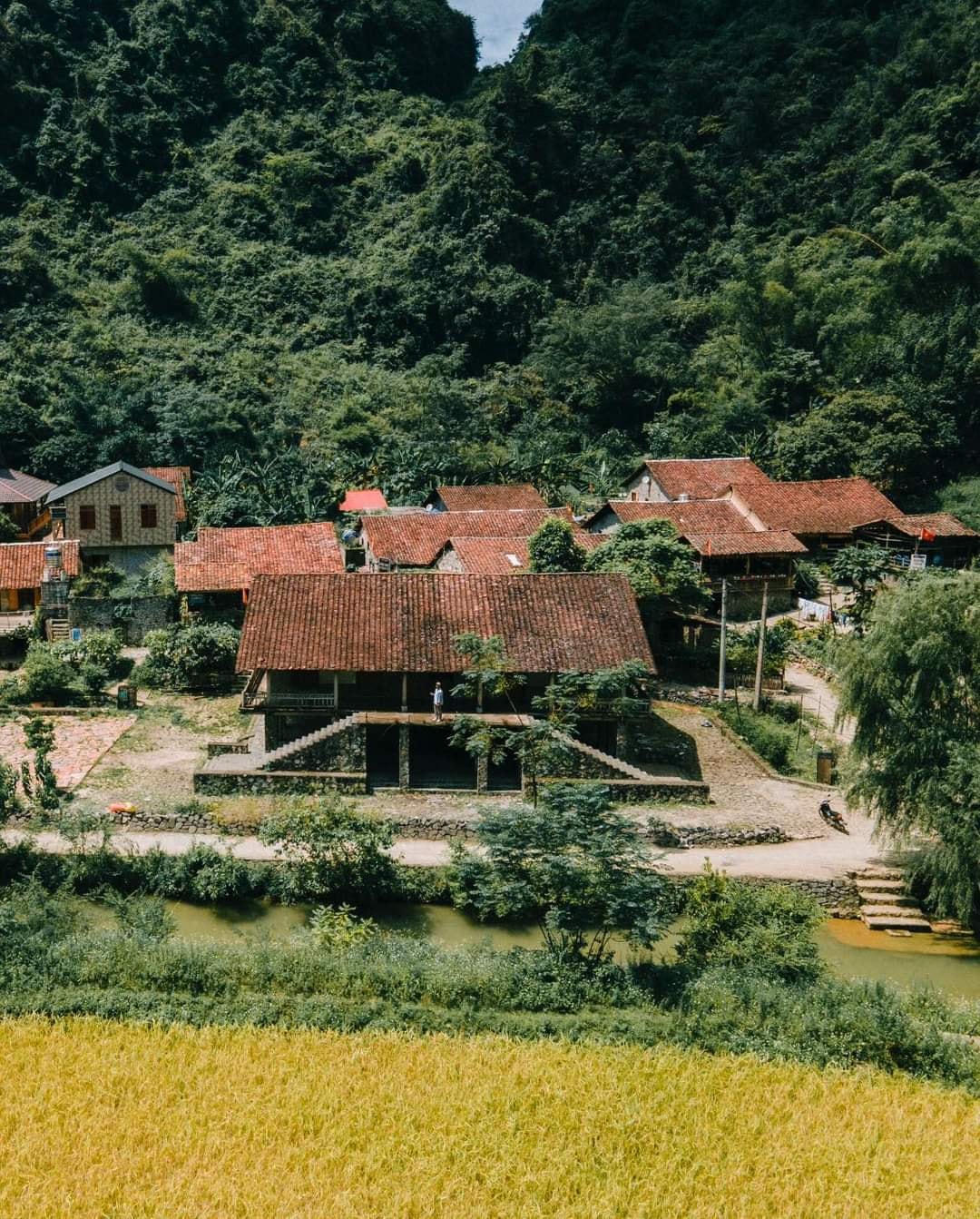 Làng có 14 ngôi nhà đều được xây dựng hoàn toàn bằng đá, tạo nên vẻ đẹp bình yên, nhẹ nhàng của người dân vùng biên giới. 