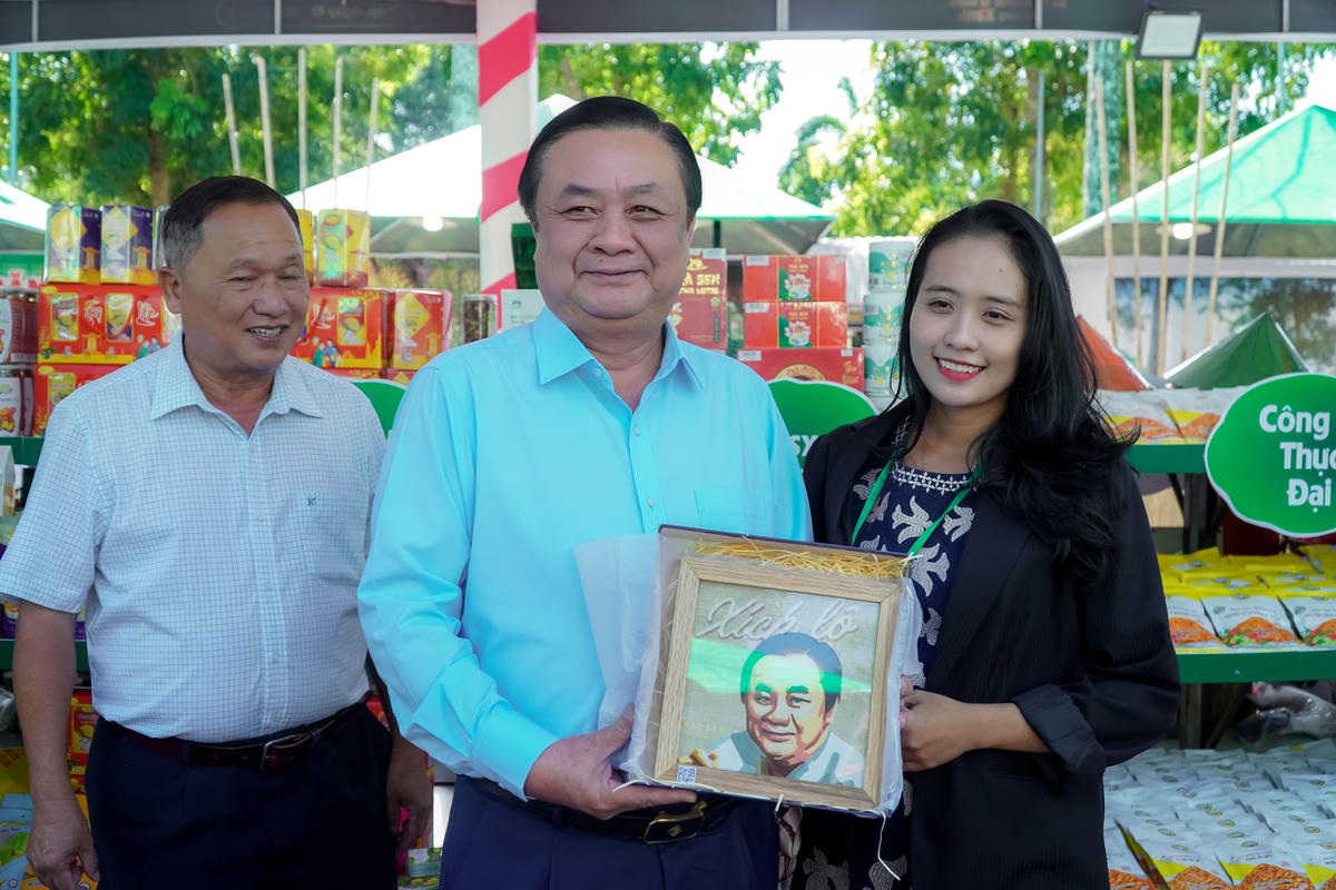 Bộ trưởng Bộ NN&PTNT Lê Minh Hoan tham quan gian, trải nghiệm nhiều sản phẩm của các dự án khởi nghiệp.