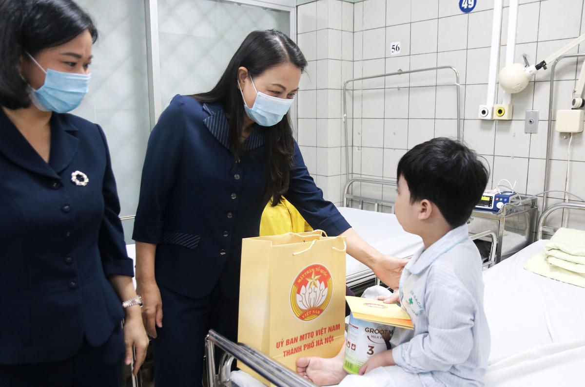 Phó Chủ tịch – Tổng Thư ký Nguyễn Thị Thu Hà thăm hỏi nạn nhân trong vụ cháy chung cư mini