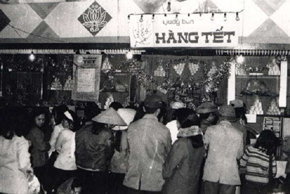 Xếp hàng mua hàng Tết. Ảnh: TL.