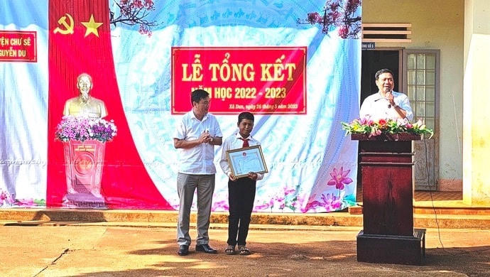 Trường Tiểu học và THCS Nguyễn Du tổ chức khen thưởng em Siu Sam Ban. Ảnh: Huyện ủy Chư Sê.