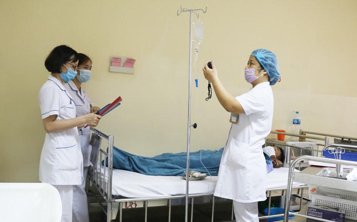 Việc truyền dịch cần được thực hiện ở cơ sở y tế có cán bộ chuyên môn có đầy đủ dụng cụ và thiết bị xử lý các tai biến có thể xảy ra. Ảnh: BV Việt Nam Thụy Điển Uông Bí