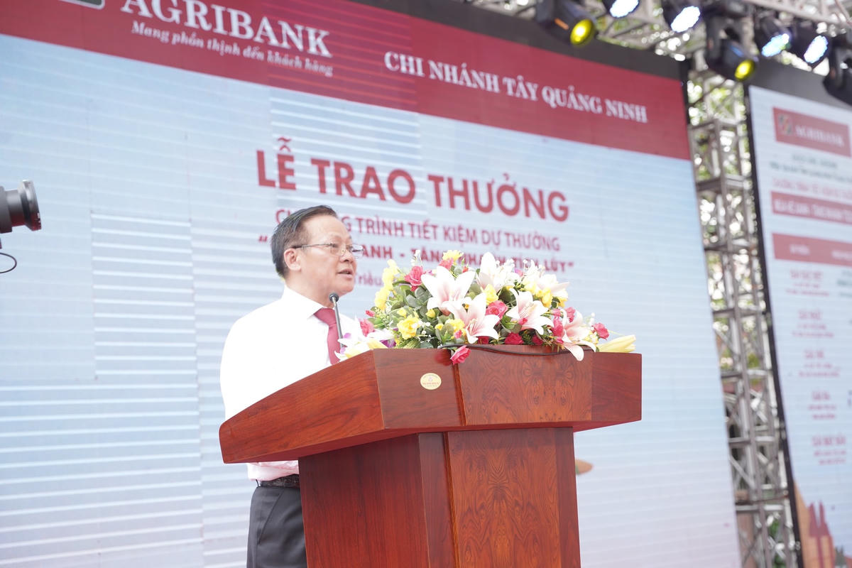 Agribank trao sổ Tiết kiệm 1 tỷ đồng cho khách hàng trúng giải Đặc biệt Chương trình “Mùa hè Xanh – Tăng nhanh tích lũy”