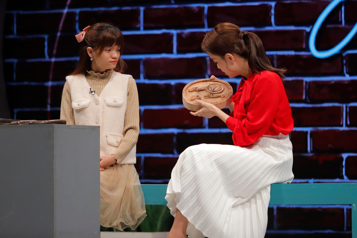 Sinh ra trong một gia đình nghèo ở thôn Thụy Nội, xã Yên Lương, huyện Ý Yên, Nam Định, Trịnh Thị Liên có một tuổi thơ buồn khi mắc căn bệnh xương thủy tinh bẩm sinh.