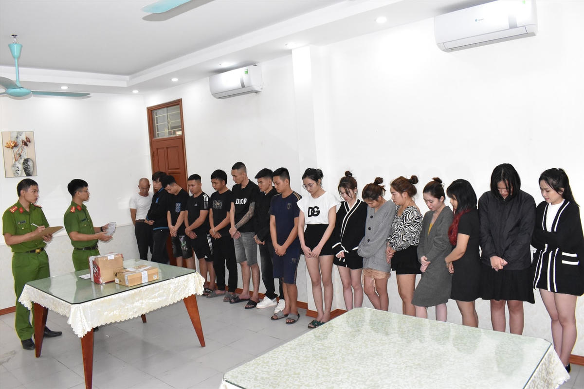 16 'nam thanh, nữ tú'sử dụng ma túy trong quán karaoke.
