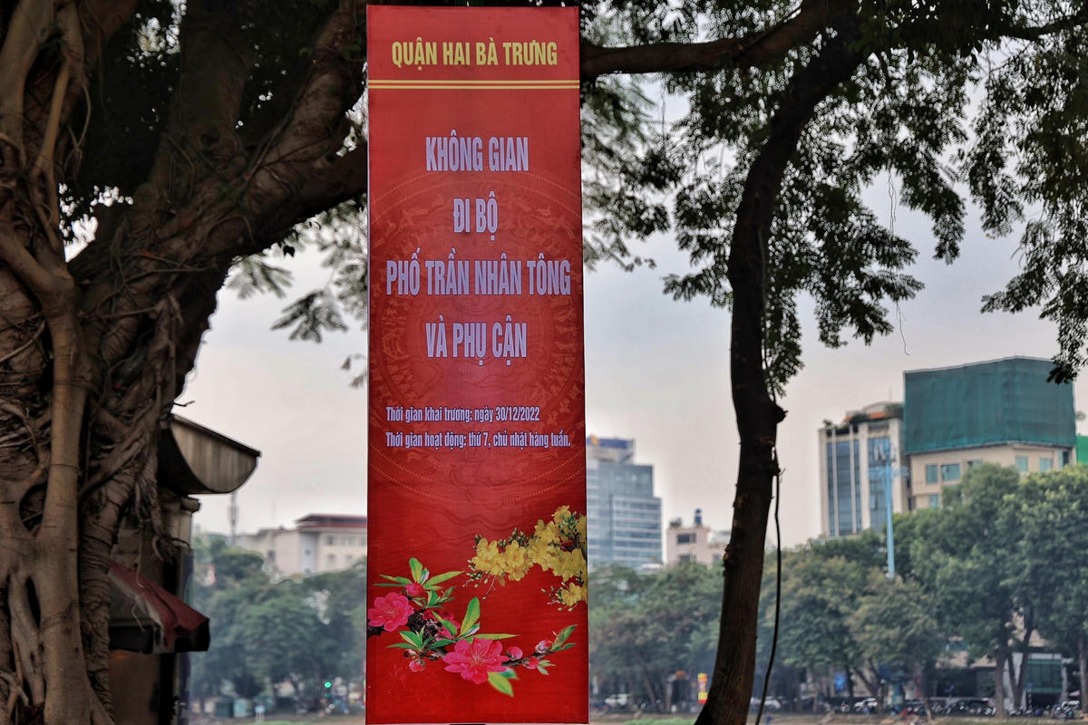 Các pano quảng cáo cho tuyến phố cũng đã được lắp đặt.