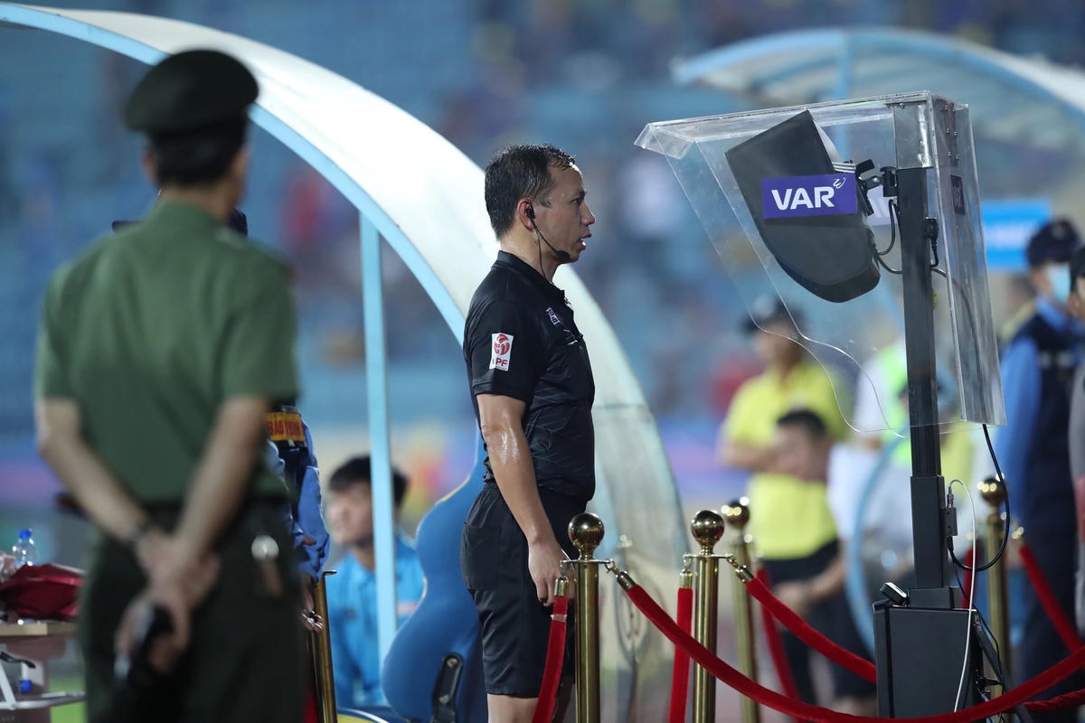 VAR cho thấy tầm quan trọng nhưng vẫn cần hoàn thiện ở V.League.
