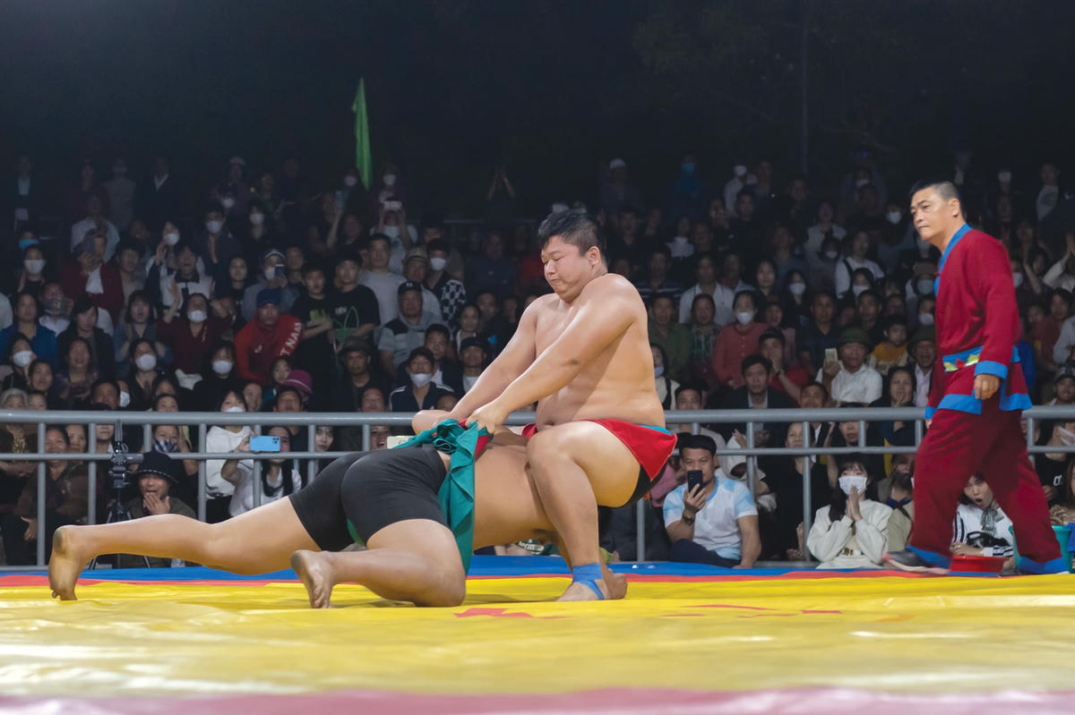 Dồn sức để “kéo vó” của đô vật Nguyễn Thế Cử (Vĩnh Phúc - khố đỏ) trong trận chung kết hàng cân trên 87kg.