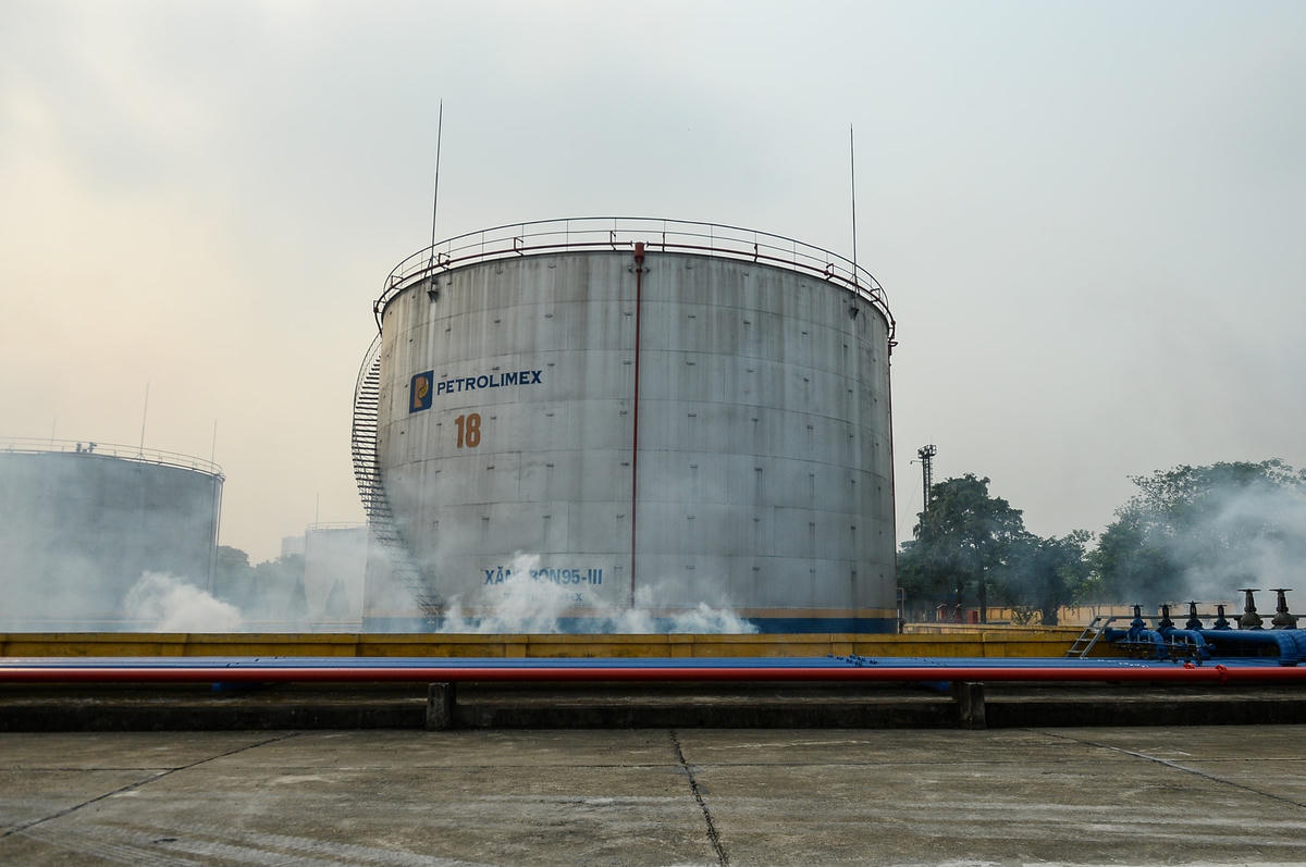 Ngay sau khi phát hiện ra sự cố, lực lượng trực thông tin nhanh chóng báo động toàn bộ tổng kho và gọi điện báo cháy tới lực lượng Cảnh sát phòng cháy, chữa cháy và cứu nạn, cứu hộ, Công an thành phố Hà Nội.