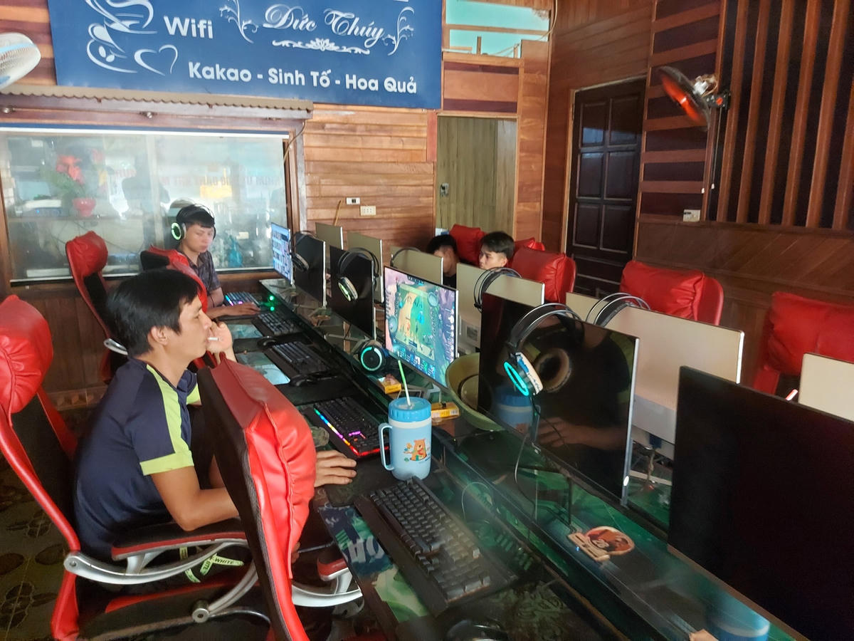 Khách chơi game tại quán nét ở huyện Thạch Thành lo lắng khi Sự vượt ngục ở Thạch Thành và thích đi chơi game.