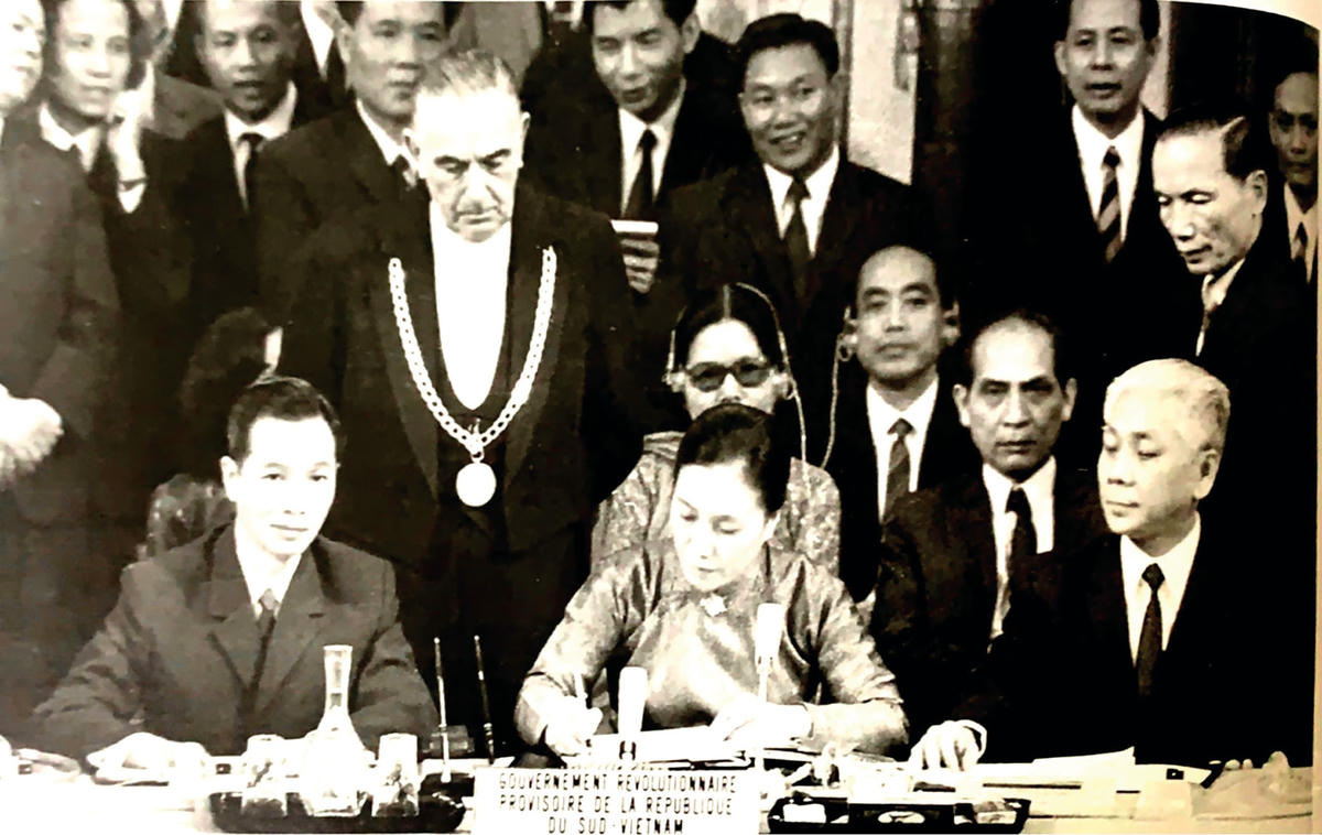 Giây phút bà Nguyễn Thị Bình ký Hiệp định Paris chấm dứt chiến tranh ở Việt Nam.  