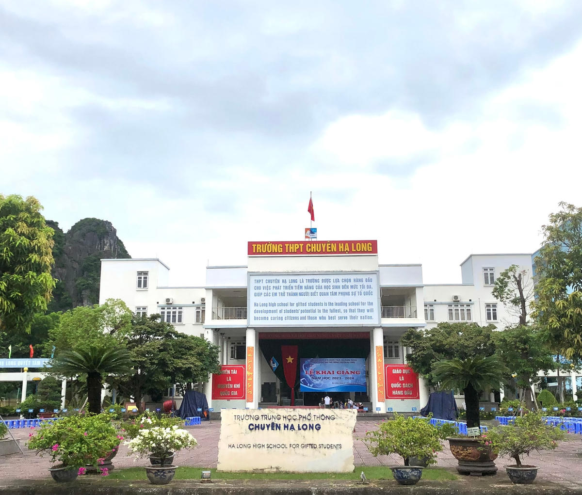 Trường THPT Chuyên Hạ Long đã sẵn sàng khai giảng năm học mới.