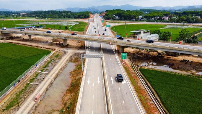 Cầu vượt qua cao tốc tại nút giao Gia Miêu.