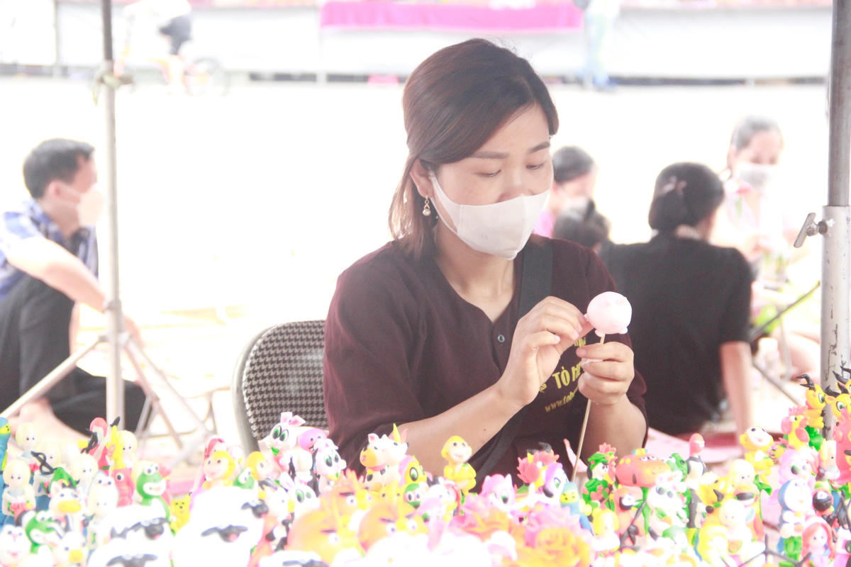 Trực tiếp xem những người nghệ nhân của làng tò he đến từ Xuân La mới nhận thấy được họ như những người nghệ sĩ đường phố đang biểu diễn đầy đam mê. Có thể nói, với sự xuất hiện của không gian tò he ở phố đi bộ hồ Gươm vào mỗi dịp cuối tuần đã góp phần giữ gìn, quảng bá văn hóa dân gian nổi tiếng.