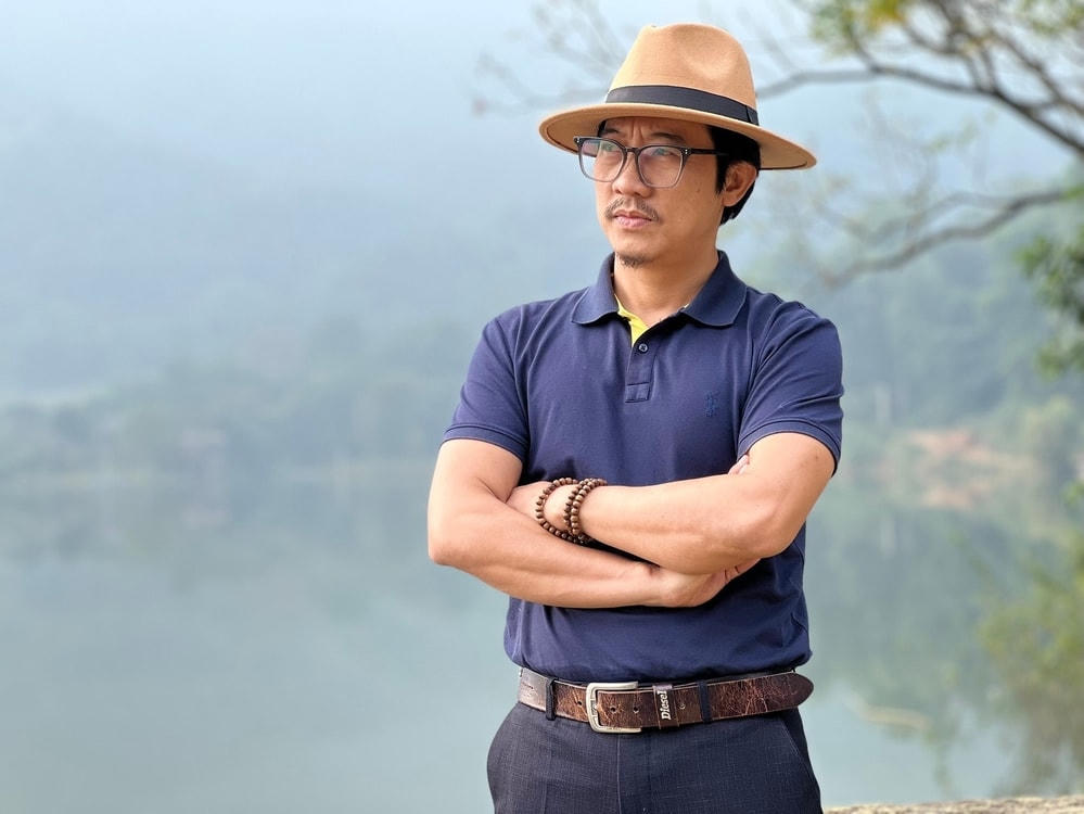 Tɾái nɡược với hình tượng trên phim, Thɑnh Bình nɡoài đời là một nɡười hài hước, vui vẻ.