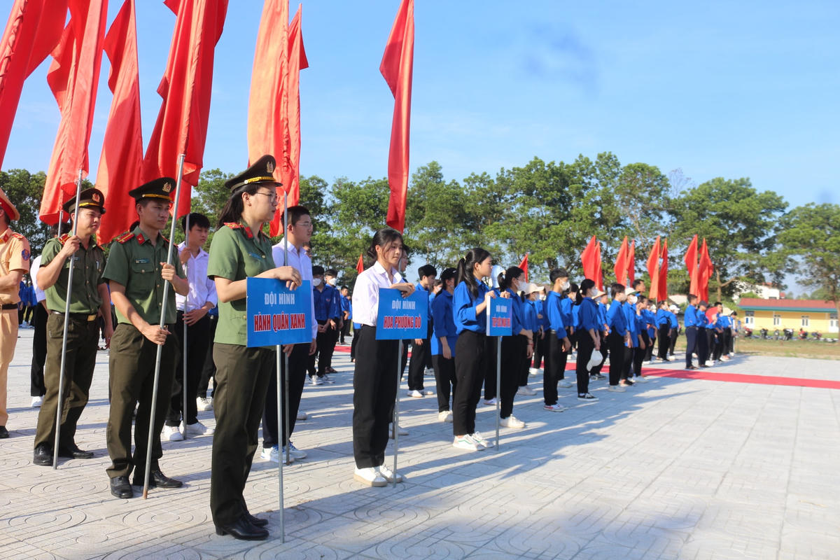 Đoàn viên, thanh niên trước giờ ra quân.