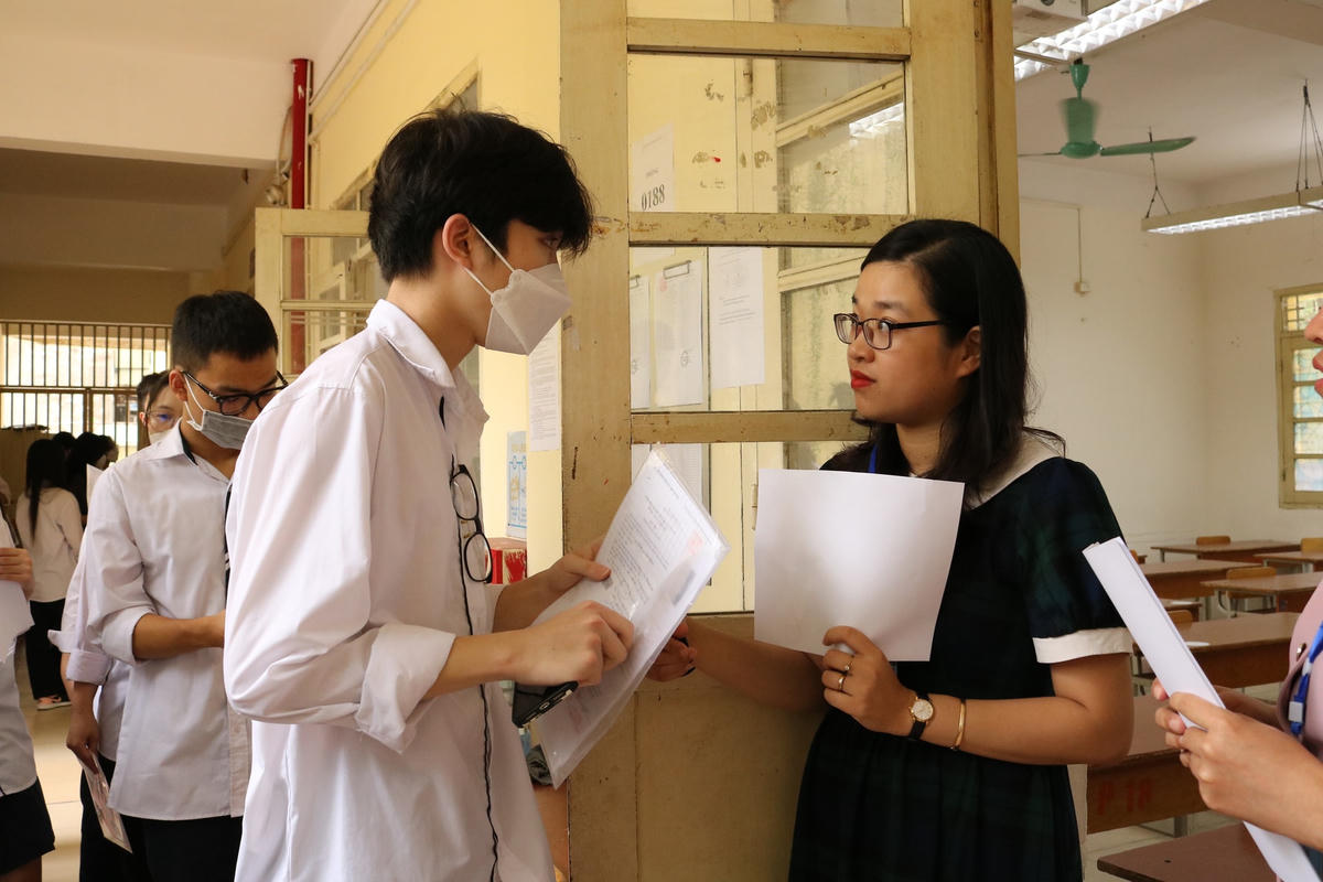 Cán bộ coi thi kiểm tra thông tin thí sinh.