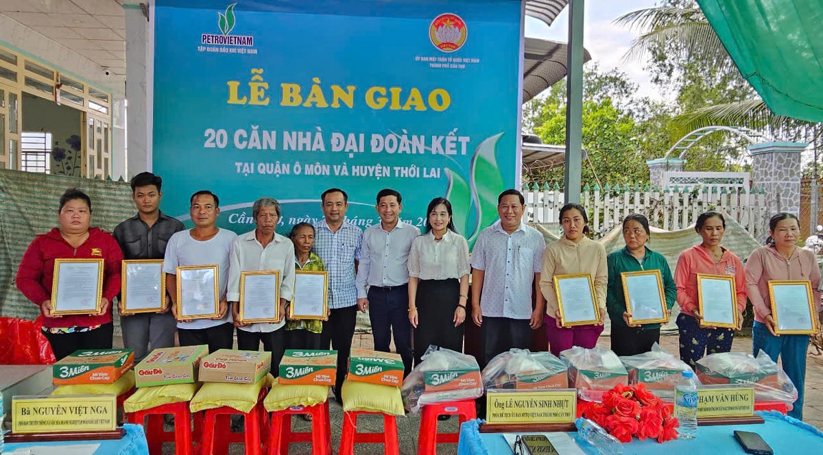 đại diện trao nhà