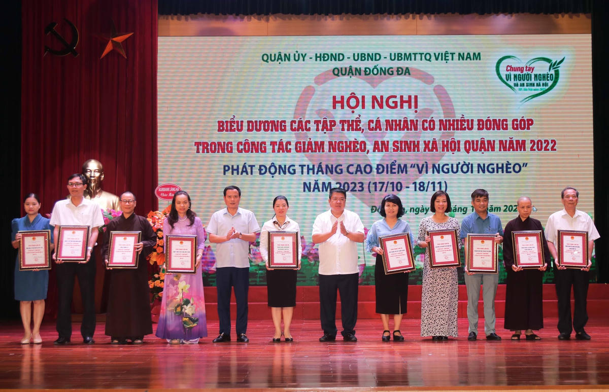 Biểu dương các tập thể, cá nhân có nhiều đóng góp trong công tác giảm nghèo, an sinh xã hội quận năm 2022 tại Hội nghị.