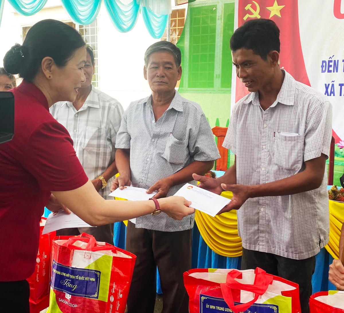 Phó Chủ tịch Trương Thị Ngọc Ánh thăm hỏi, tặng quà gia đình chính sách tại Trà Vinh.