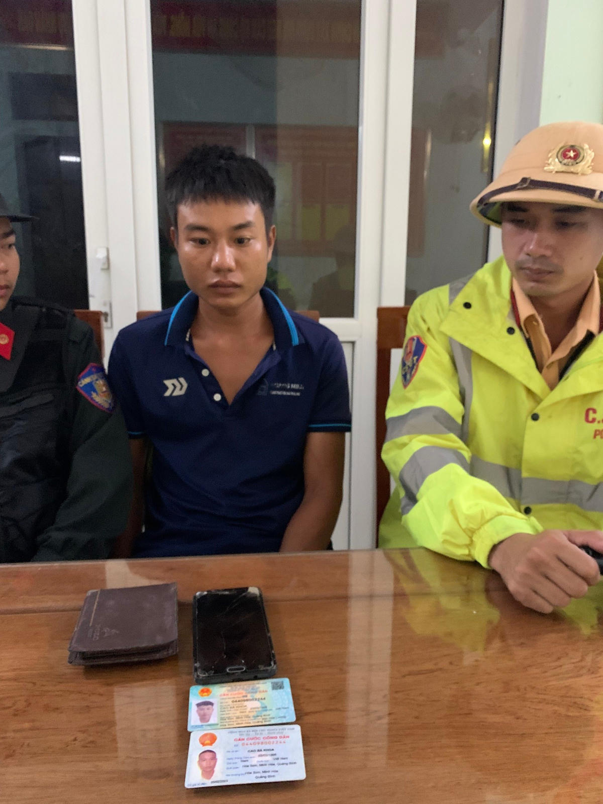 Khoa tại cơ quan Công an.