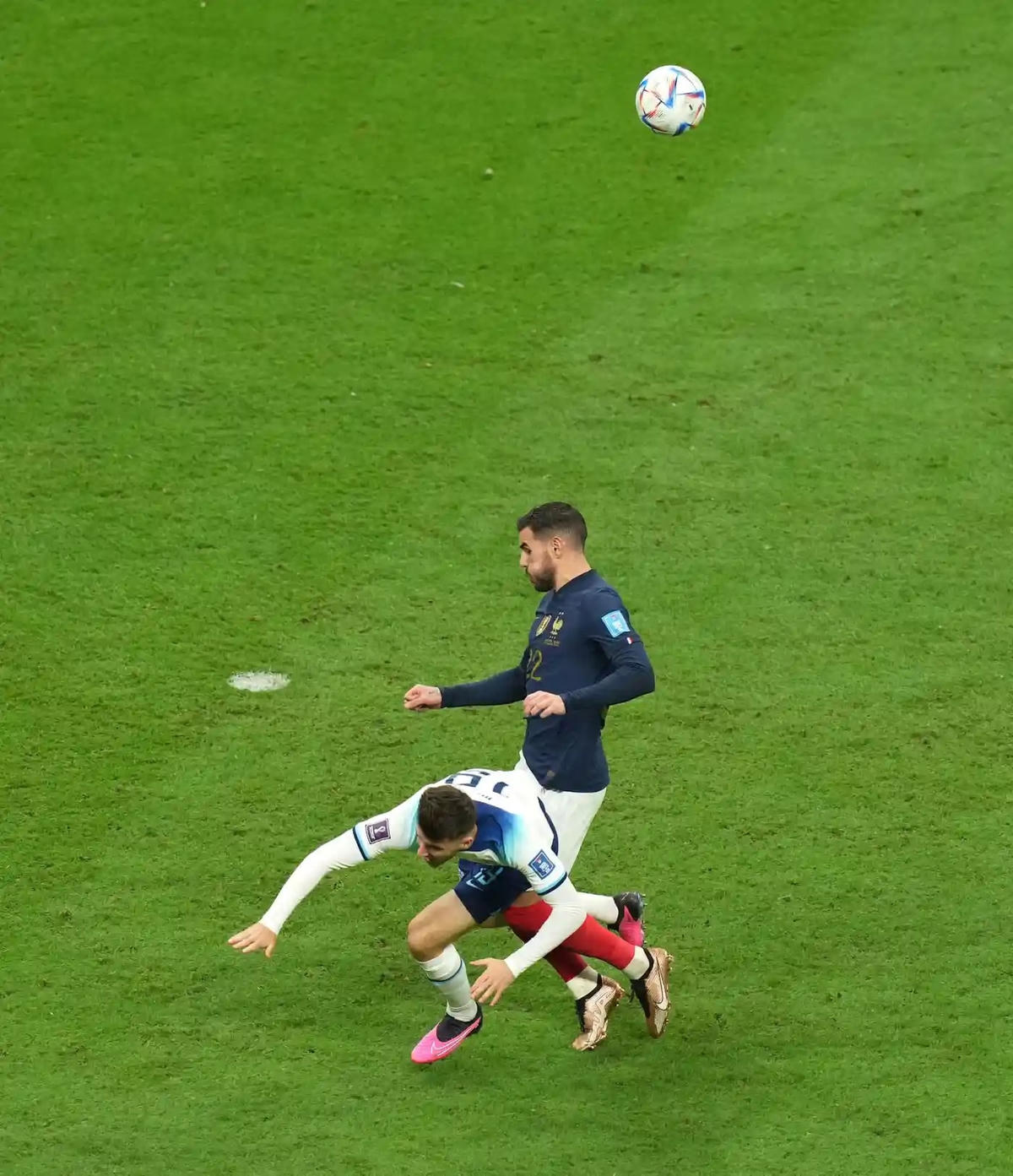 Mason Mount bị Theo Hernandez đẩy ngã từ phía sau.