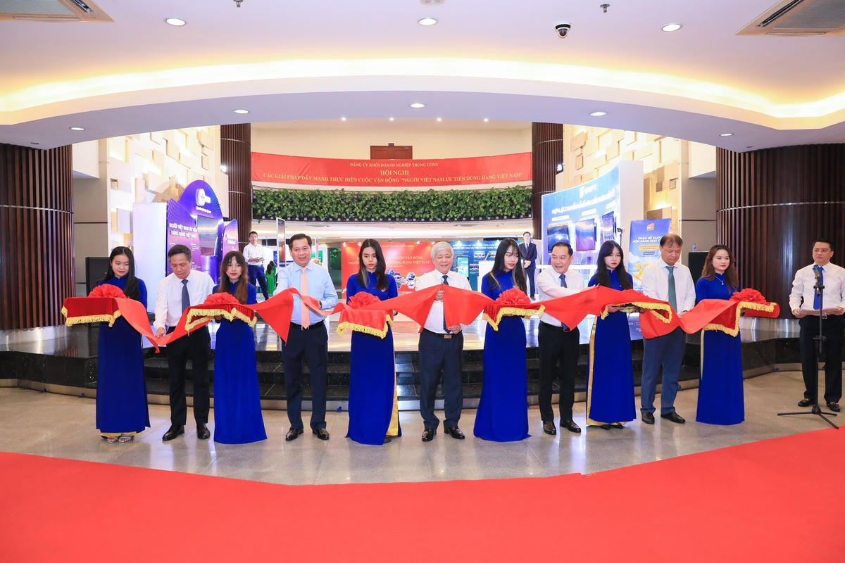 Bí thư Trung ương Đảng, Chủ tịch UBTƯ MTTQ Việt Nam Đỗ Văn Chiến cắt băng khai trương trưng bày, giới thiệu các sản phẩm dịch vụ của các doanh nghiệp trong Khối Doanh nghiệp Trung ương.