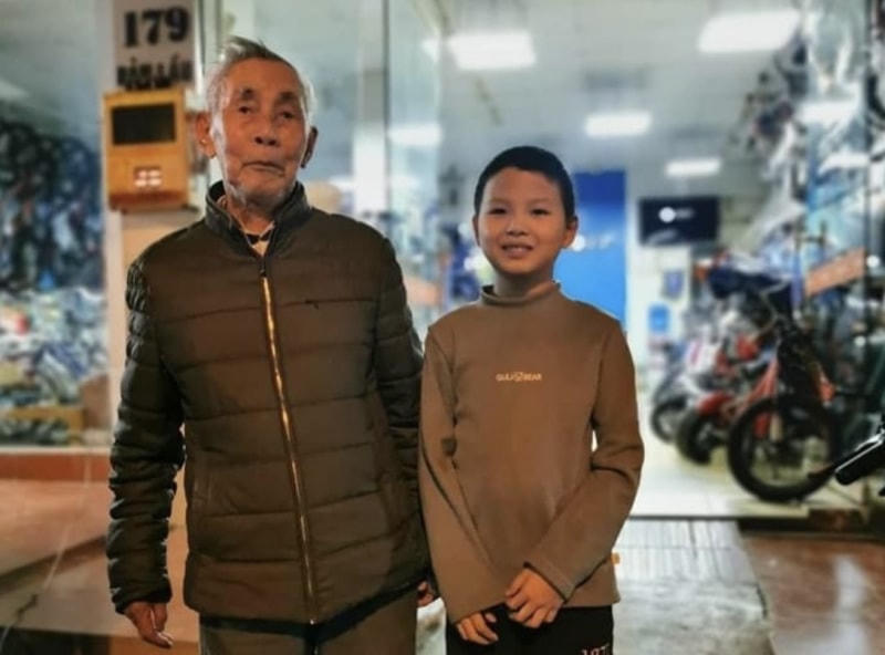 Cháu Nguyễn Nhật Minh và cụ ông Hoàng Quang Vinh.