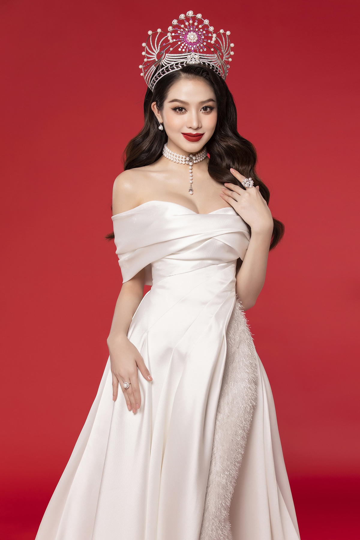 Có thể dễ dàng nhận thấy được sự thay đổi đáng kể trong phong cách thời trang gần đây của Hoa hậu Thanh Thủy, ngày càng trưởng thành và chuẩn sắc beauty queen (Nữ hoàng sắc đẹp).