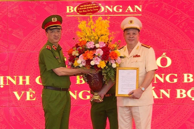Thứ trưởng Bộ Công an Nguyễn Duy Ngọc (trái) trao quyết định điều động giữ chức vụ Cục trưởng C06 đối với Đại tá Nguyễn Quốc Hùng.