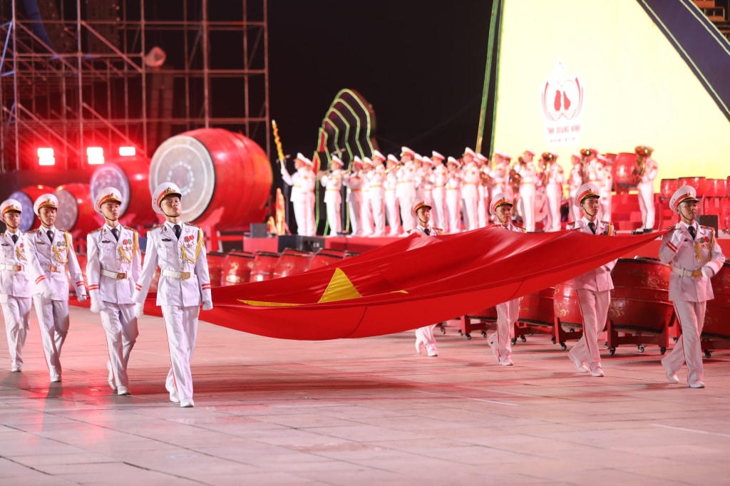 Các khối diễu hành tiến vào lễ đài.