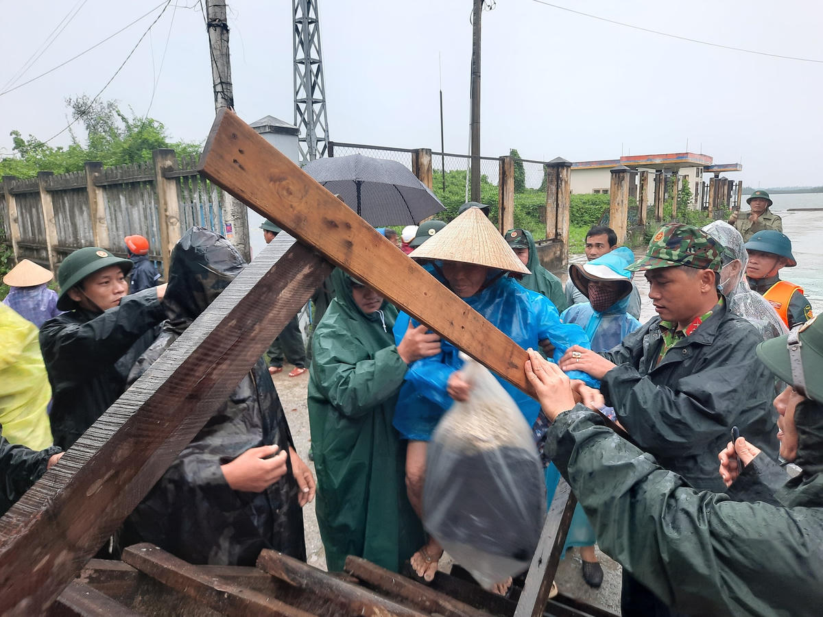 Lực lượng chức năng đưa đồ đạc, tài sản người dân đến nơi an toàn.