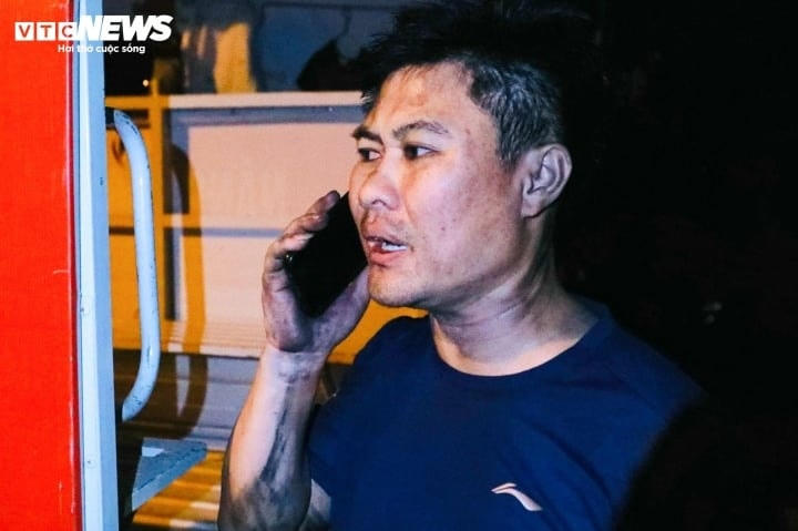 Anh Nguyễn Công Huy kể lại thời điểm xảy ra vụ hoả hoạn, anh chạy vào phòng hô hoán vợ con chạy thoát ra phía sau căn hộ, dùng thang dây và tụt xuống con ngõ phía sau tòa nhà. Nguồn: VTC News.