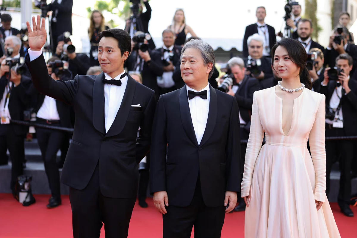 Nữ diễn viên đồng hành cùng đạo diễn Park Chan Wook và tài tử Park Hae Il trên thảm đỏ. Ảnh: Sina.