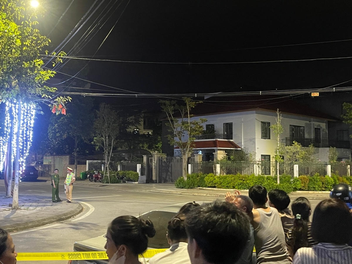 CQĐT đang khám xét nhà của ông Nguyễn Văn Vịnh. Ảnh: Ngô Bảo Chi