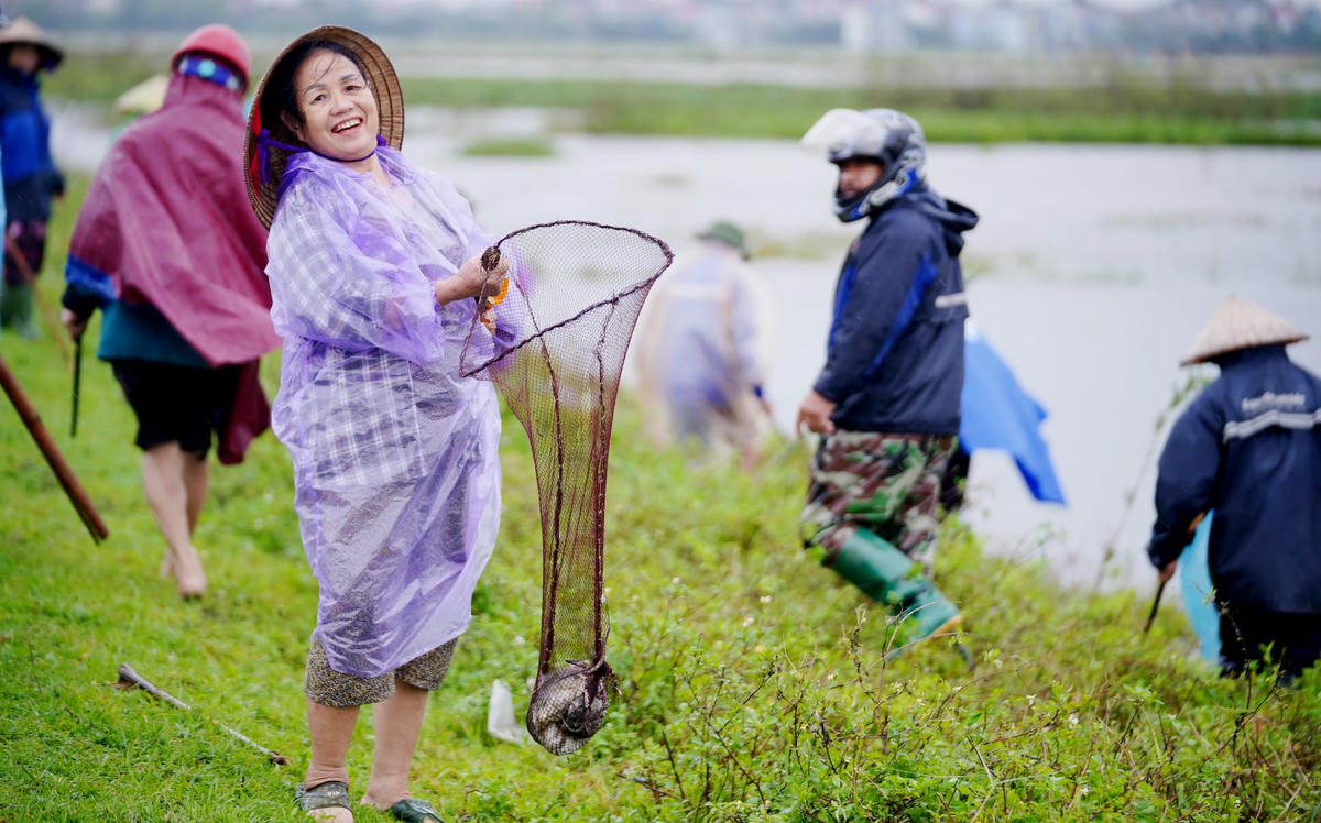 Hà Tĩnh: Nước lũ ngập đồng, người dân kéo nhau đi đập chuột