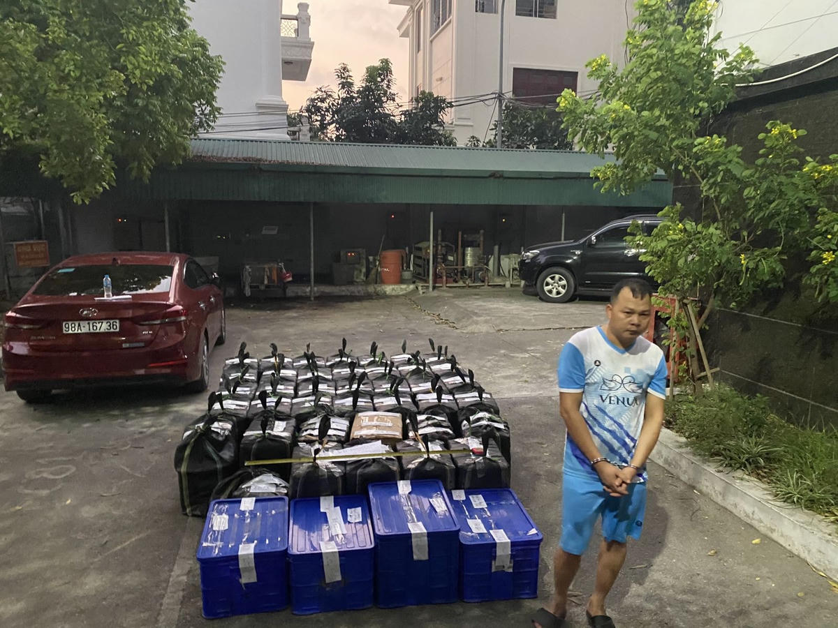 Đối tượng Nguyễn Văn Ngàn và toàn bộ tang vật thu giữ (ảnh: Cơ quan Công an).