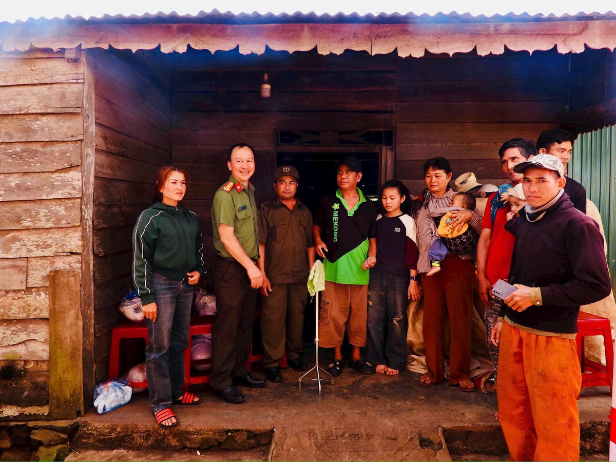 Gia đình ông Y Thăn Ksơr, buôn Kmiên, xã Ea Drông thị xã Buôn Hồ bên căn nhà cũ. Ảnh: Thanh Nga