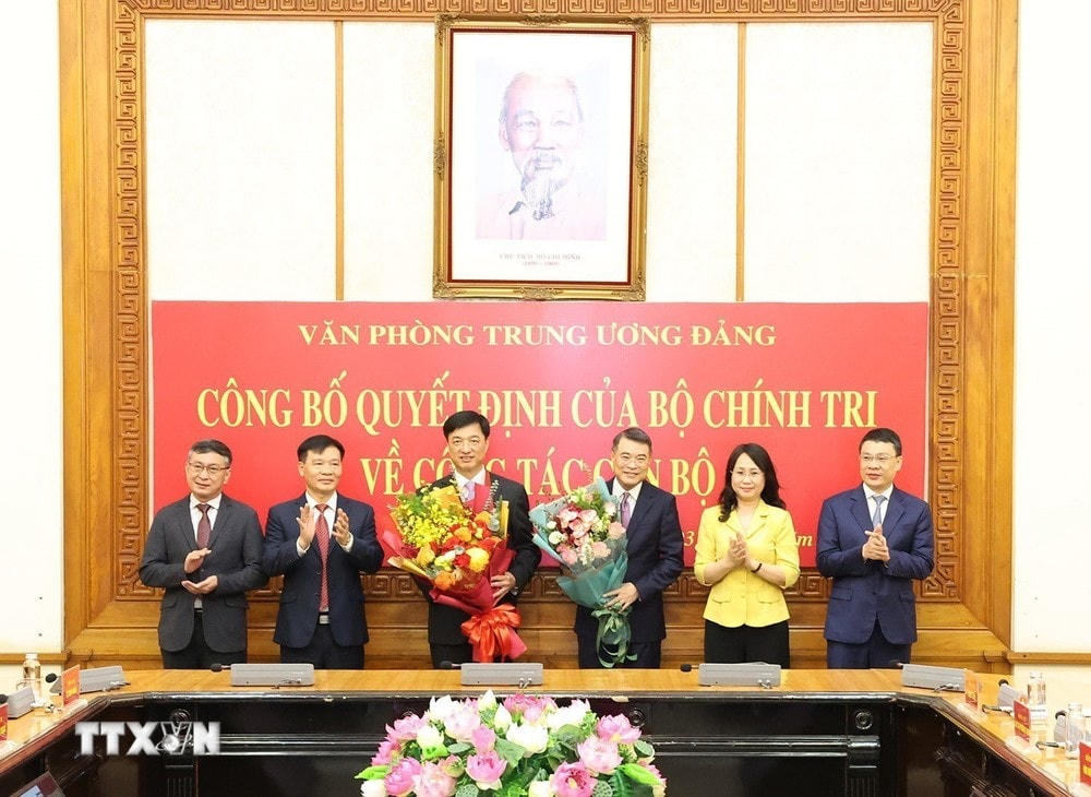 Đại diện lãnh đạo Văn phòng Trung ương Đảng tặng hoa chúc mừng ông Nguyễn Duy Ngọc và ông Lê Minh Hưng. (Ảnh: Trí Dũng/TTXVN) ttxvn_ong nguyen duy ngoc 4.jpg