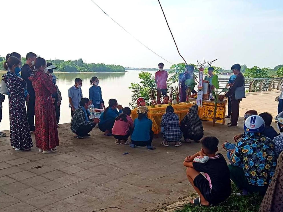 Sau khi trục vớt thi thể chị H. lên bờ, gia đình nạn nhân đã có mặt để tổ chức mai táng cho chị H.